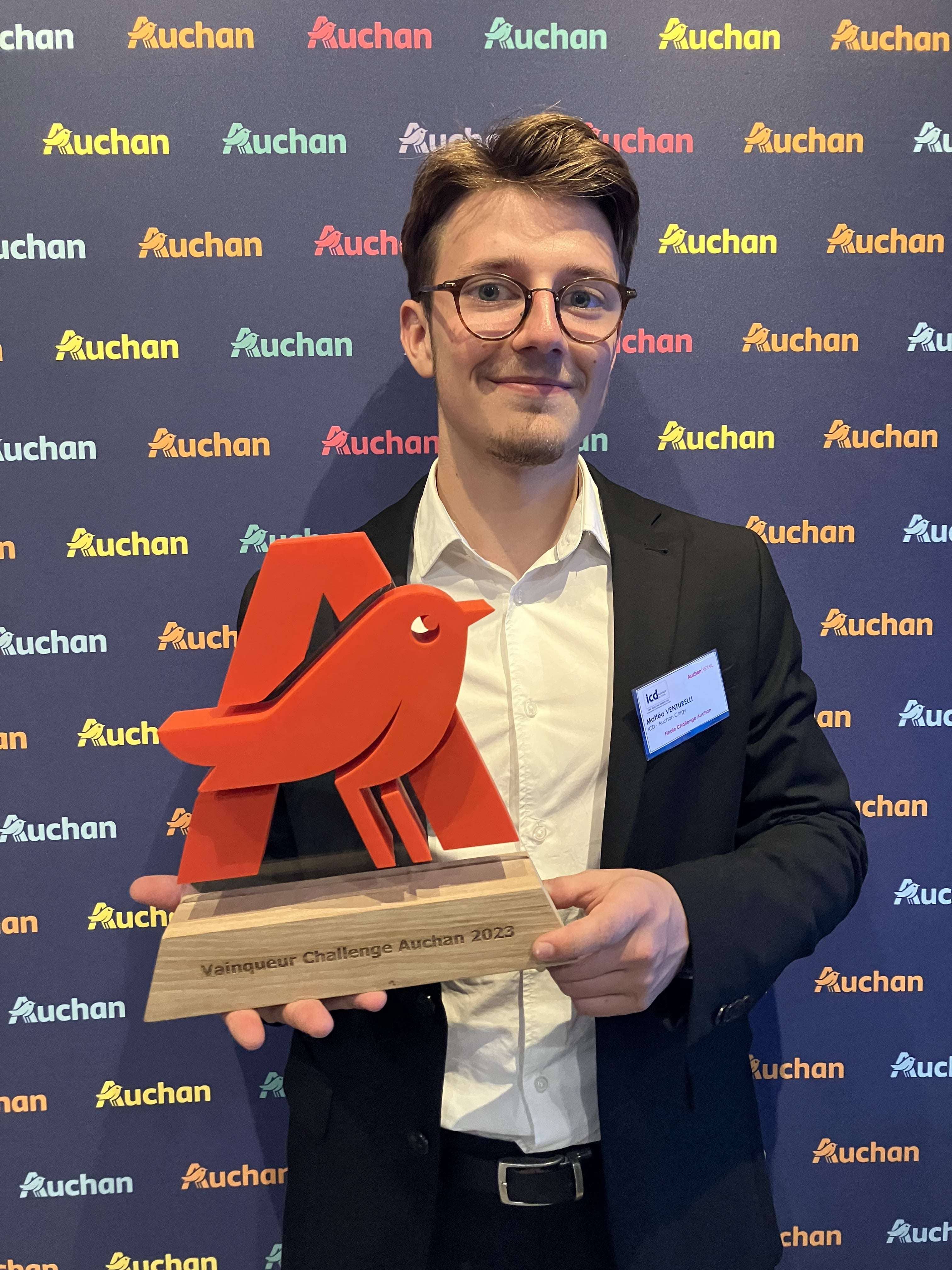 They did it! Matteo VENTURELLI with the Auchan Challenge trophy 